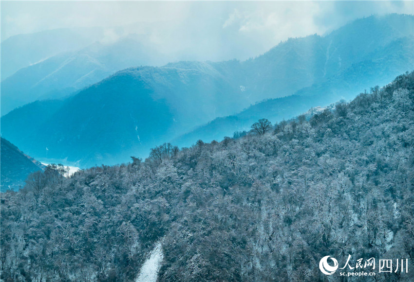 群山銀裝素裹。胡宇攝