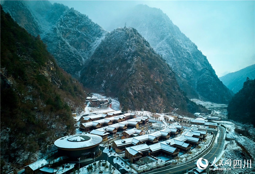 雪山下的村寨。胡宇攝