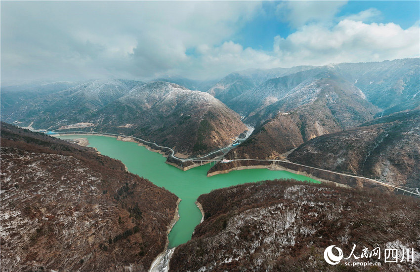 雪山與湖泊交相輝映。胡宇攝