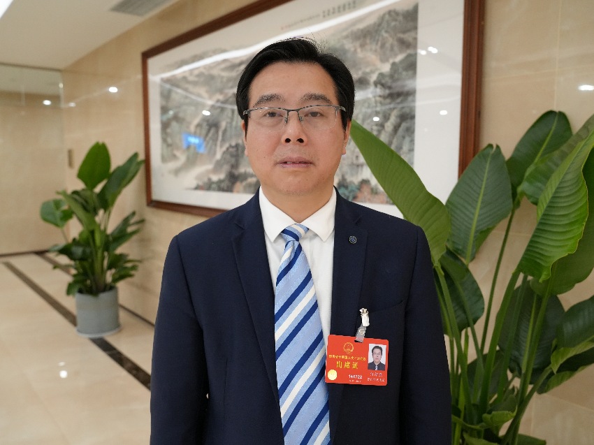 省人大代表，資陽市安岳縣人民醫院副院長、主任醫生何紹亞。受訪者供圖