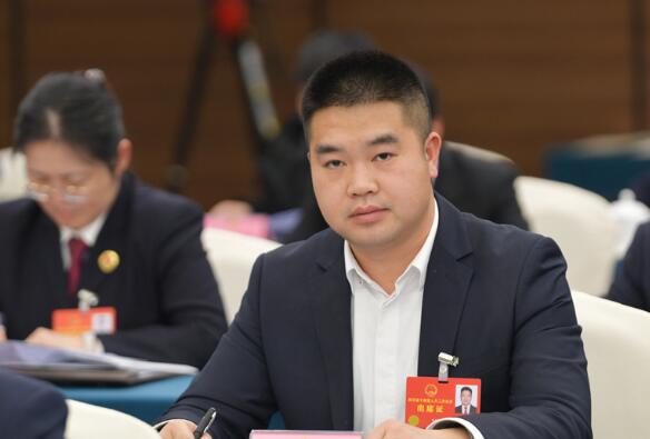 省人大代表余安波：建設優質川茶基地省人大代表、巴中市巴州區天馬山鎮獅子寨村黨支部書記余安波提出了關于支持巴中實施川東北高山生態茶產業集群項目的建議。