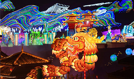    “2月2，看龍燈” 第30屆自貢國際恐龍燈會即將開幕      民間傳說里，有“二月二，龍抬頭”的說法，這個“二月二”是指農歷二月初二。在今年的四川自貢，產生了“2月2，看龍燈”的說法，這個“2月2”是指公歷2月2日。這個日子，自貢第30屆自貢國際恐龍燈會正式開幕?！驹敿殹?   