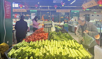    下雪降溫別擔心！成都“菜籃子”量足價穩      面對低溫雨雪冰凍，市場保供情況如何? 為此，記者第一時間聯系作為成都市中心重要保供基地的益民菜市和成都海吉星市場，了解“菜籃子”的保障情況?！驹敿殹?   