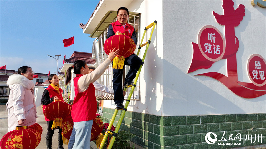 黨員志愿者為群眾掛上紅燈。潘建勇攝