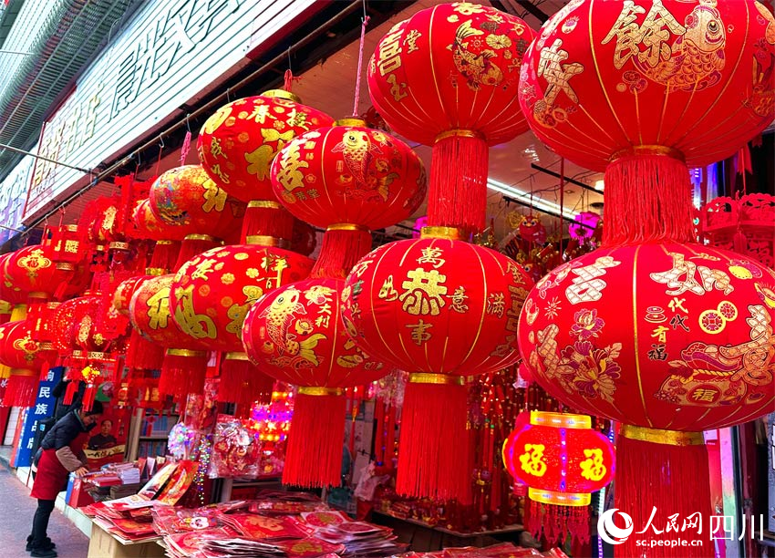 紅燈籠掛滿街。潘建勇攝