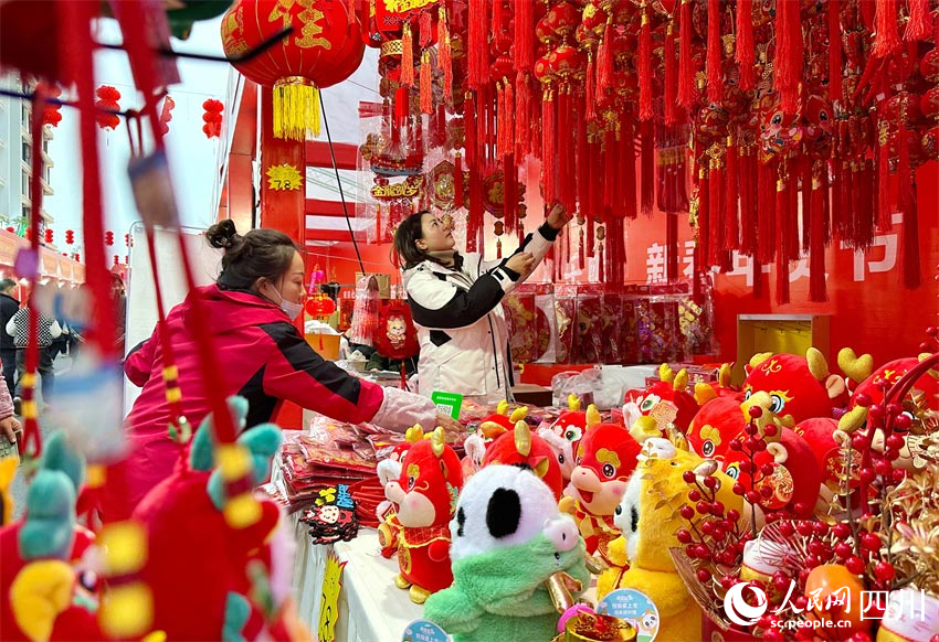 市民正在挑選年貨。潘建勇攝