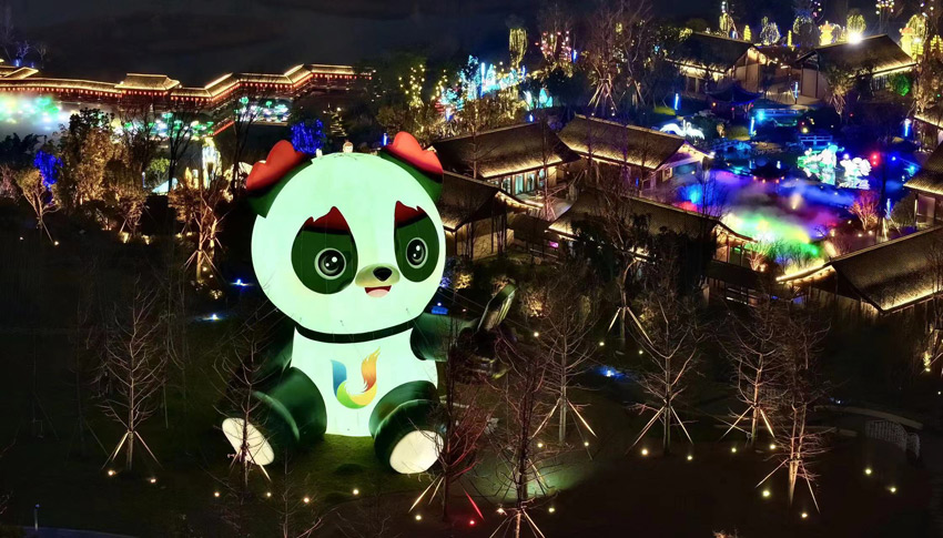 可愛熊貓，步步登高。龍泉驛融媒體中心供圖