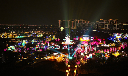    去成都東安湖觀燈 品“夢幻蜀國三千年”      1月27日晚，2024中國·成都東安湖國際旅游度假區首屆燈會正式亮燈。燈會以光影為媒、以藝術為境，通過五光十色的光影場景，為市民和游客帶來極致夢幻的視覺享受?！驹敿殹?   