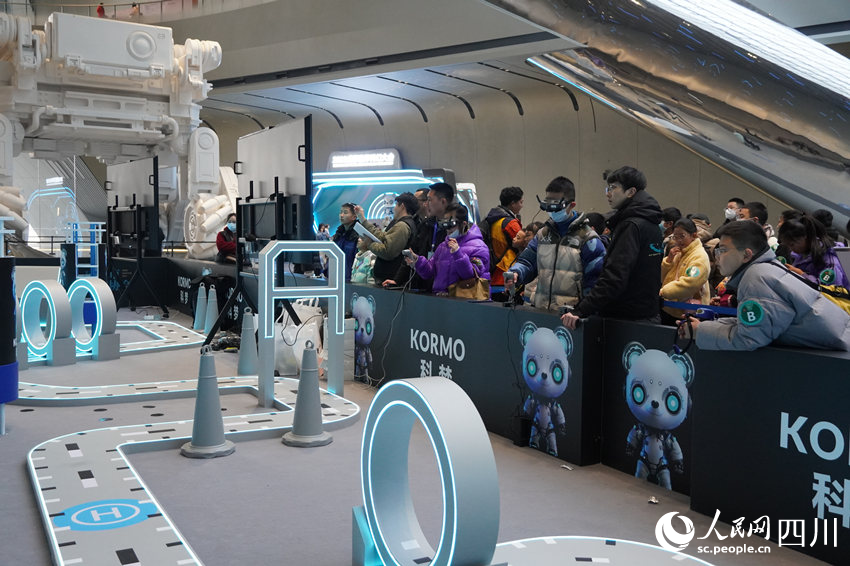 孩子們操作飛行器穿越障礙。郭芯屹攝