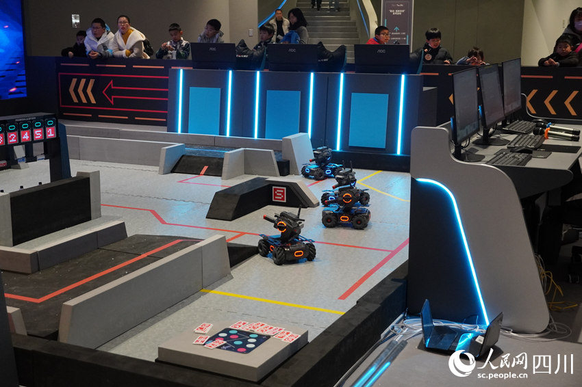 小朋友操作電腦控制機甲戰車進行對戰。郭芯屹攝