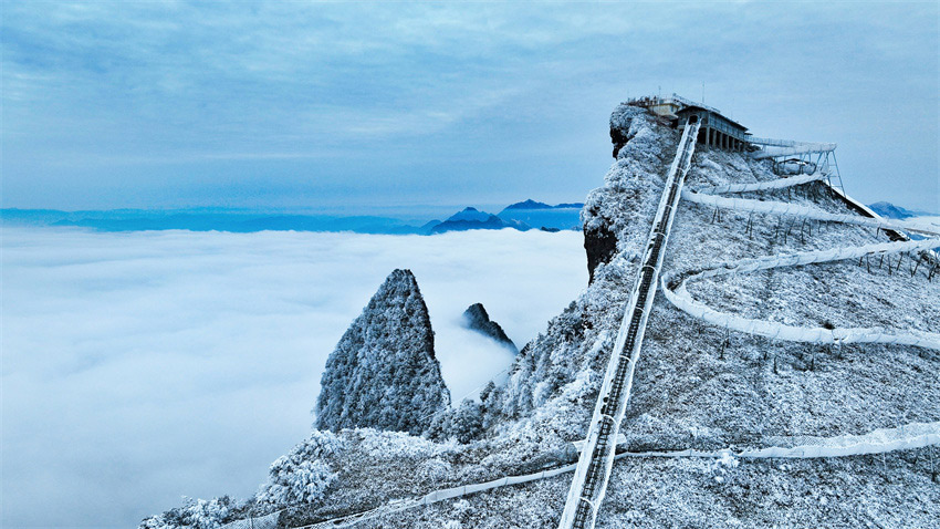 兩峰相望在眼前。石仲攝