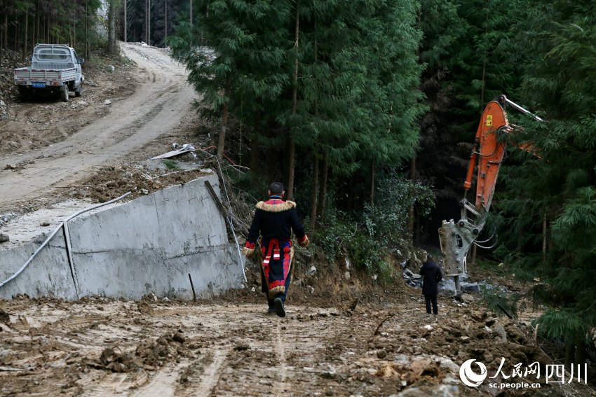 正在看石椅村修建第2條內環線進度的陳愛軍。人民網記者 朱虹攝