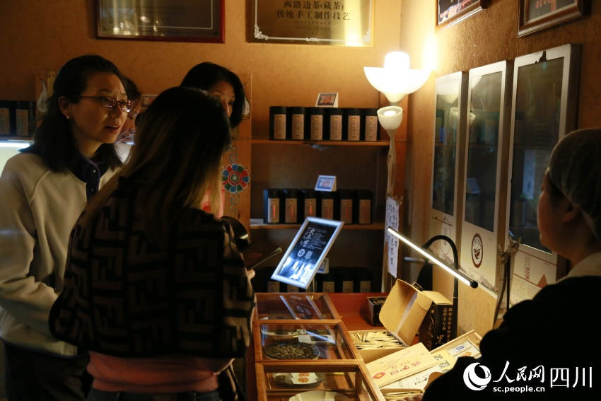 游客正在購買茶葉。人民網記者 朱虹攝