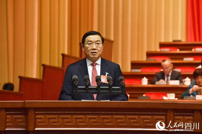 成都市人民政府市長王鳳朝代表市人民政府，向大會報告工作。人民網記者 王洪江攝