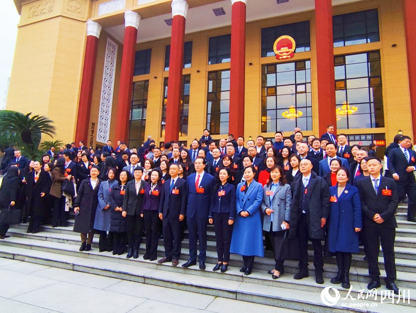 參會的代表委員們。人民網記者 朱虹攝