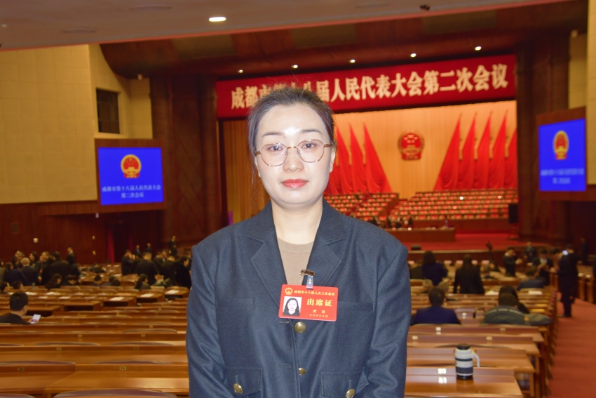 加強培育特色產業發展的力度 助力鄉村振興為了更好地傳播家鄉的味道，市人大代表、崇州枇杷茶制作技藝非遺傳承人黃麗提出了關于加強培育特色產業發展的力度，助力鄉村振興的建議。