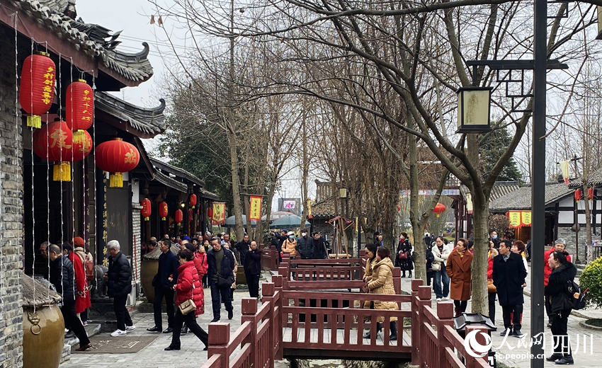 古色古香的“鄉村十八坊”游客如織。人民網 王凡攝