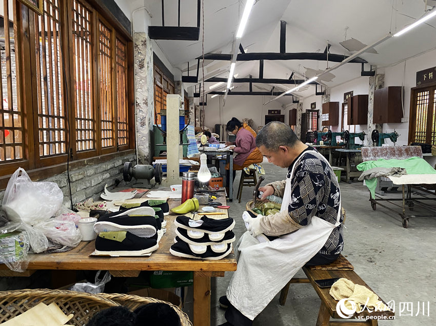 唐昌布鞋坊內的工人正在趕制布鞋。人民網 王凡攝