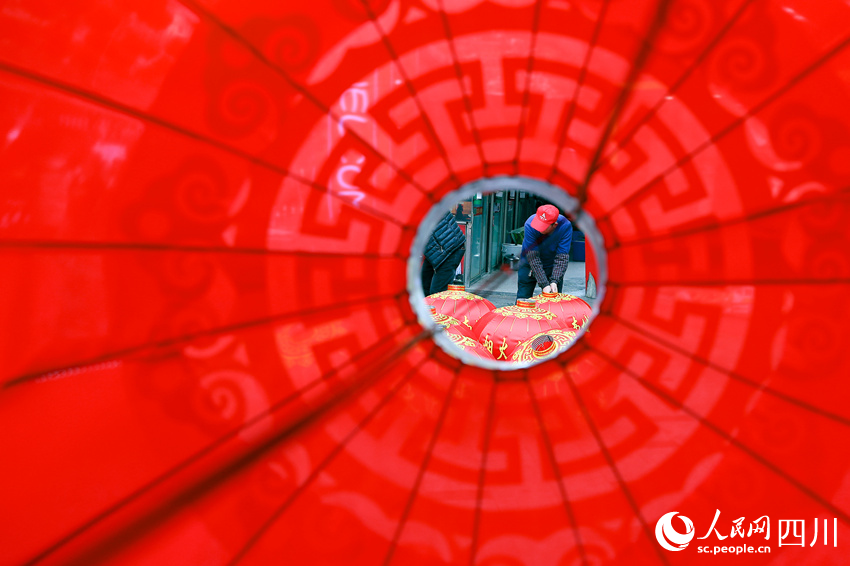 工人們在為組裝大紅燈籠而忙碌。牟科攝