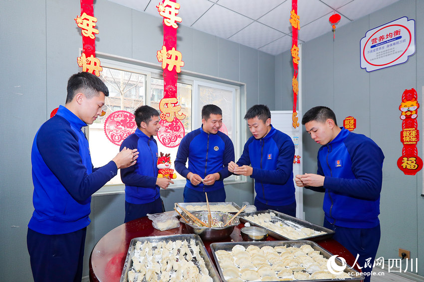 消防指戰員們堅守崗位，通過包餃子等方式迎接新春。牟科攝