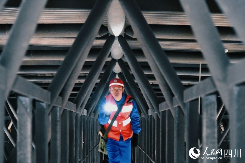 精神集中，才能確保萬無一失。張能攝