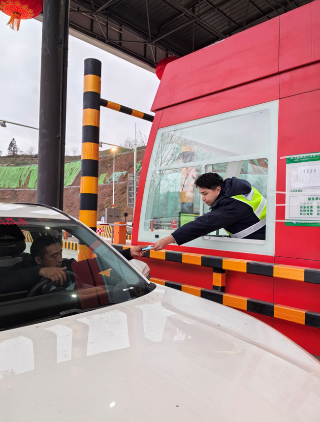 綿蒼巴高速收費站工作人員發放通行卡。蒼溪縣委宣傳部供圖