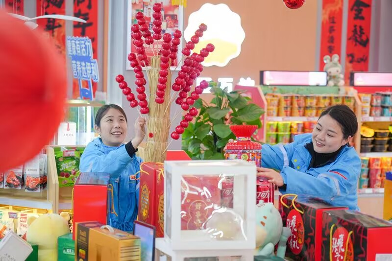 中石油南充順慶濱江數字綜合能源站內，春聯、糖葫蘆、燈籠烘托出濃厚的春節氛圍，該站為車輛提供“油、氣、電”能源供應，具備超多業態的便利店，年貨商品一應俱全，滿足消費者多元化需求。趙月攝