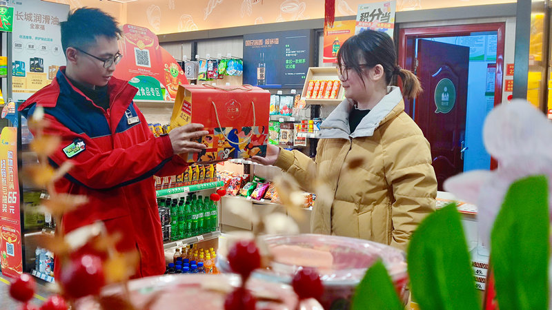 客戶在中國石化四川內江石油分公公司西林大道加能站選購年貨。任翅仟攝