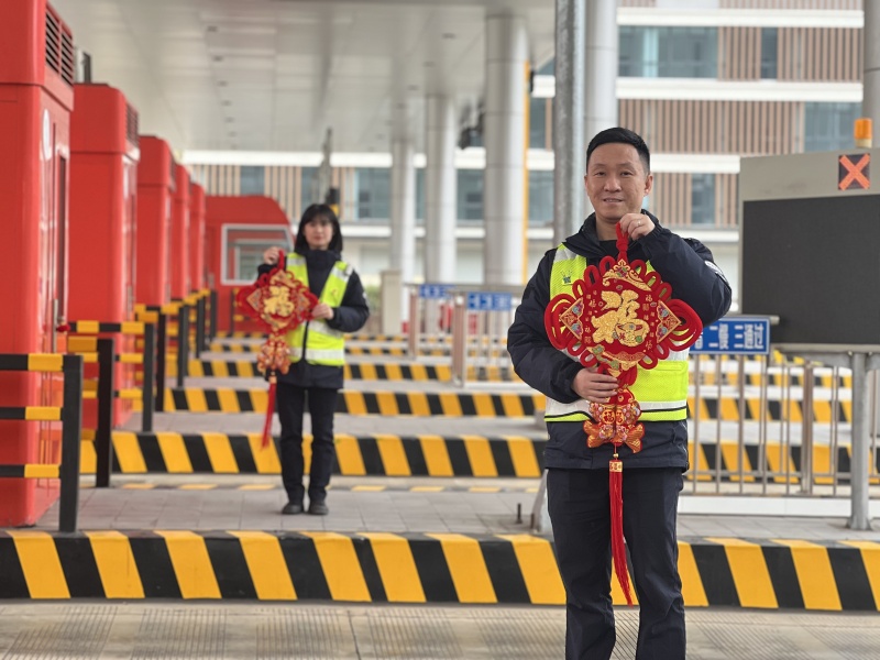 蜀道集團成渝公司成渝高速成都收費站工作人員做好了春運服務準備。蜀道集團供圖