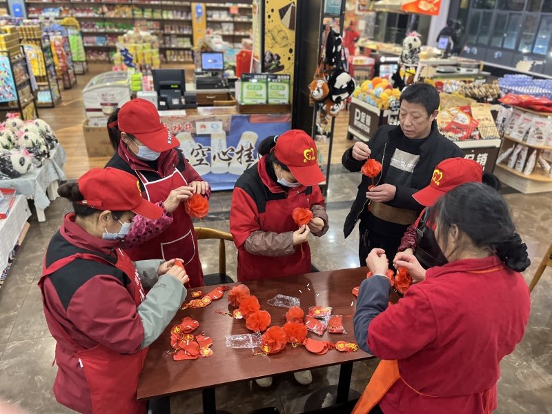 蜀道交通服務集團蜀道服務區公司三臺停車區服務區準備給服務區增加點年味。蜀道集團供圖