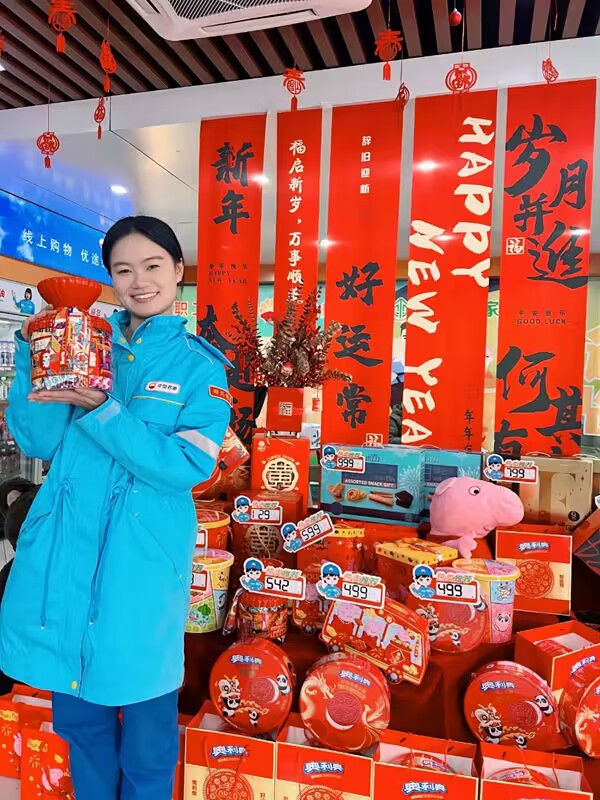 春節將至，年味漸濃。成都公司新都蜀龍加油站內加油車輛穿梭，購物客戶如流，該站以紅色元素扮靚便利店，換上了春節“新衣”，門口的年貨商品堆頭格外引人注目，吸引顧客忍不住駐足選購。店內通過張貼懸掛福字、春聯、窗花、彩帶等宣傳物料，靈活運用爆炸貼、手繪海報等，營造濃濃的“年味兒”氛圍。謝敏攝