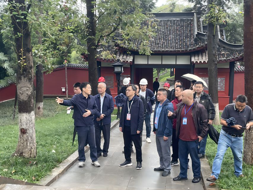 綿陽市民生實事監督員督導西山公園文物維修保護項目及古子云亭重建（恢復）建設項目。綿陽市委目標績效辦供圖