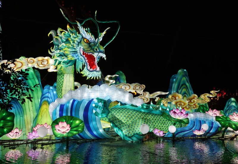 臥龍騰飛燈組。成都武侯祠博物館供圖