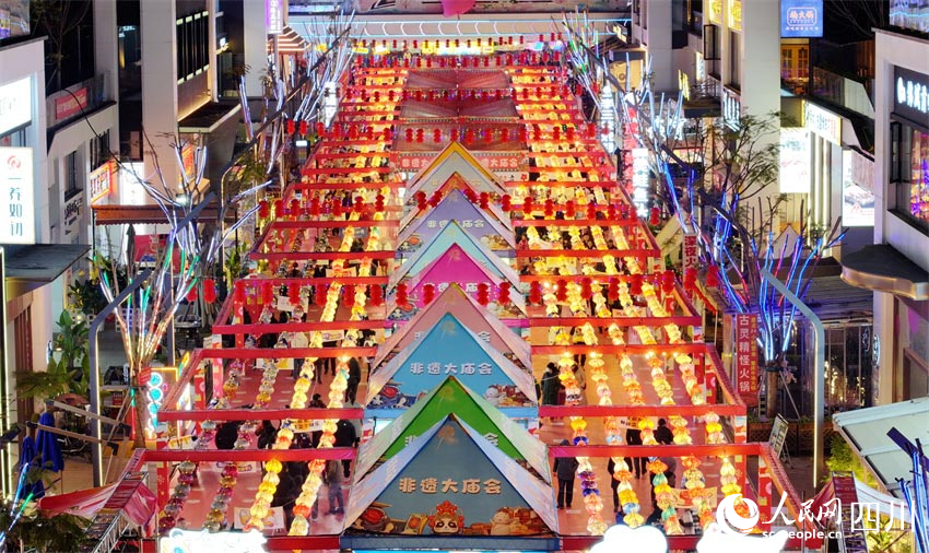 掛起彩燈年味濃。潘建勇攝