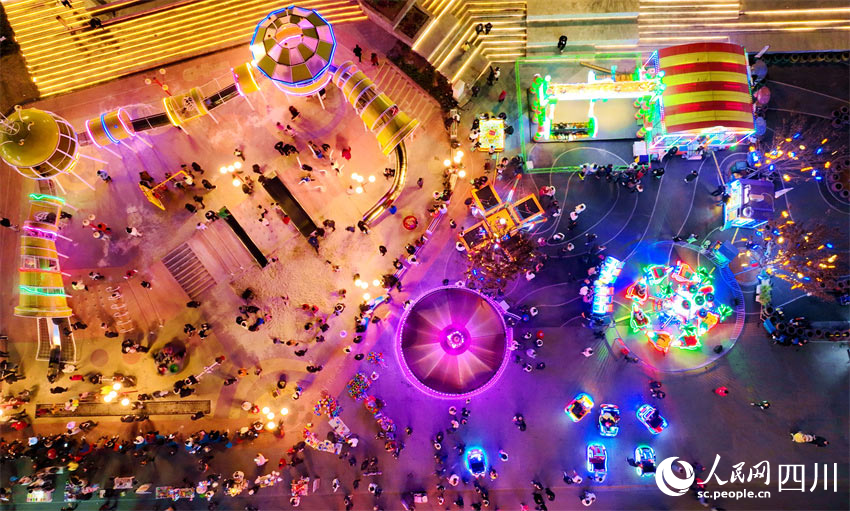 市民在休閑娛樂。潘建勇攝