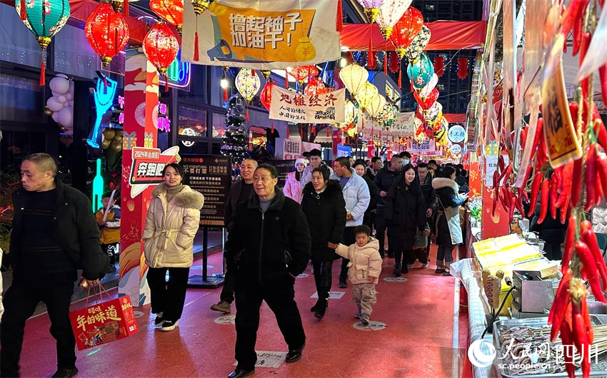 相約逛街黃昏后。潘建勇攝