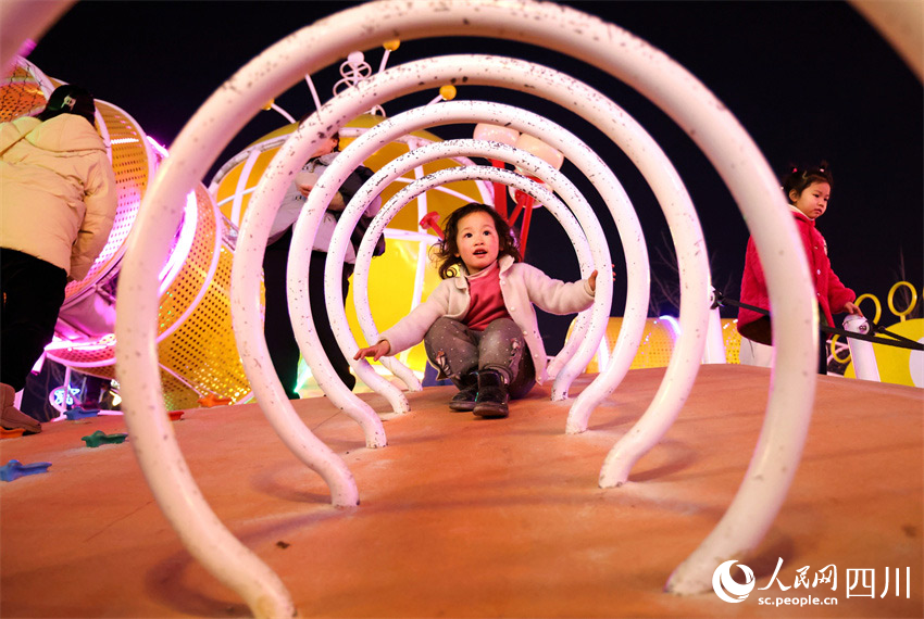 小朋友正在玩耍。潘建勇攝