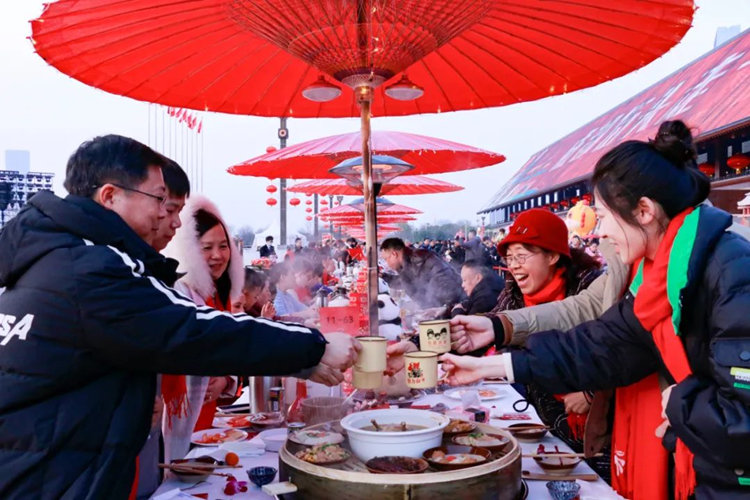 和新朋友干杯。天府新區融媒體中心供圖