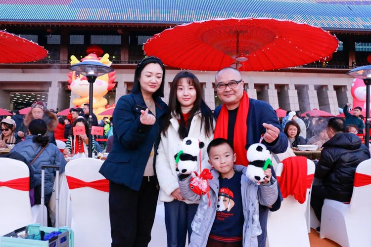 企業家和家人為天府新區許下美好祝愿。天府新區融媒體中心供圖