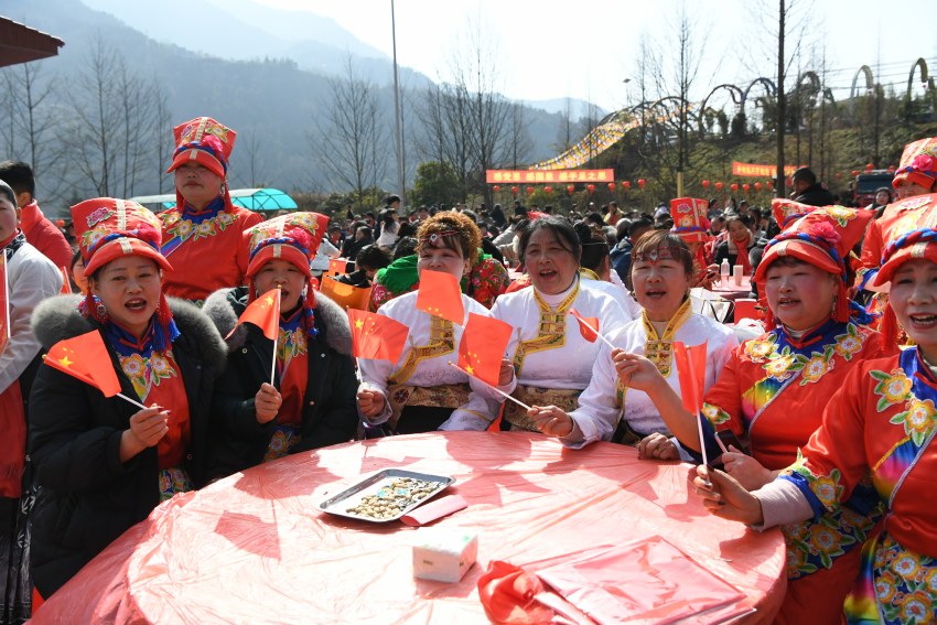 正在看節目表演的村民 汶川縣委宣傳部供圖