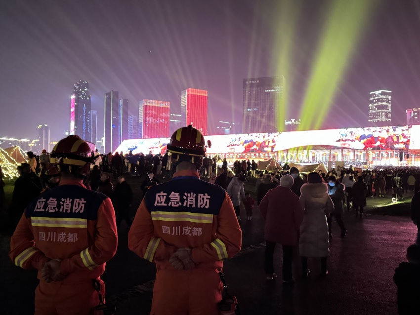成都市消防救援支隊消防員在天府國際會議中心執勤值守。四川消防救援總隊供圖