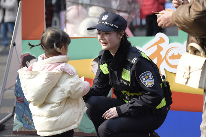 樂山市公安局市中區分局通江前哨警務站站長郭小艾親切的與小朋友交談。樂山公安供圖