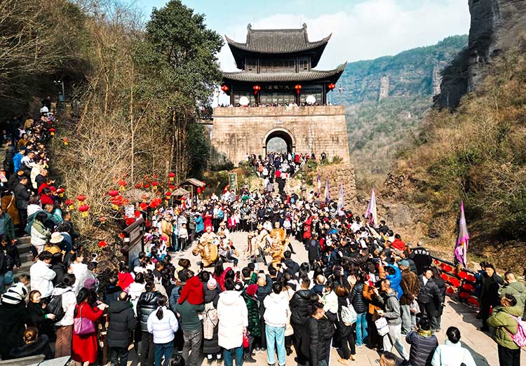劍門關關樓前游客觀看表演。劍閣縣委宣傳部供圖