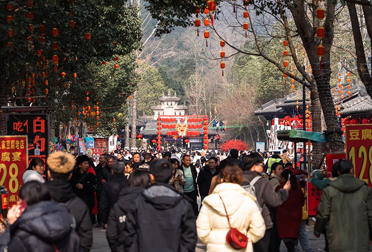 劍門關景區南門人流如織。劍閣縣委宣傳部供圖