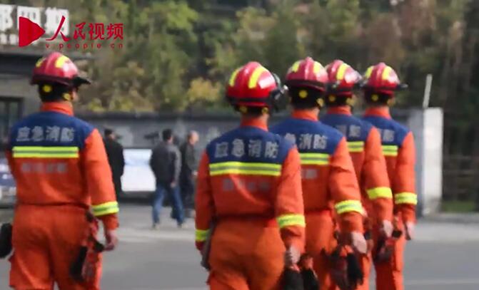    舍“小家”為“大家” 連續21個春節守護萬家團圓      春節正是萬家燈火、闔家團圓的時候，但總有一群人默默堅守在自己的崗位上，為大家的安全保駕護航?！驹敿殹?   