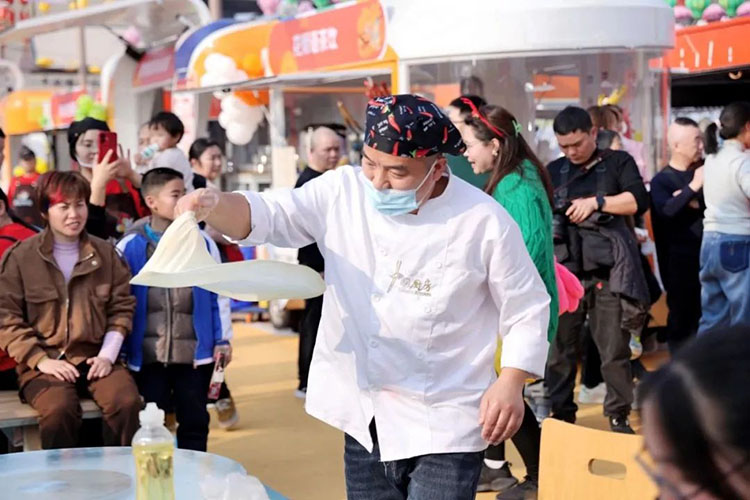 美食飛餅制作。天府新區融媒體中心供圖