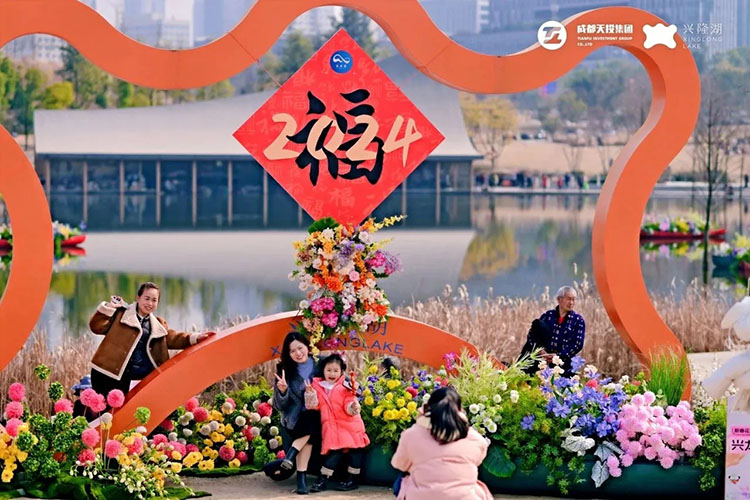 以河畔書店為背景合影。天府新區融媒體中心供圖