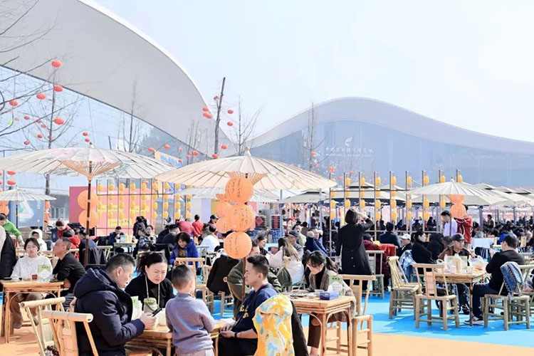 在西博城喝茶。天府新區融媒體中心供圖