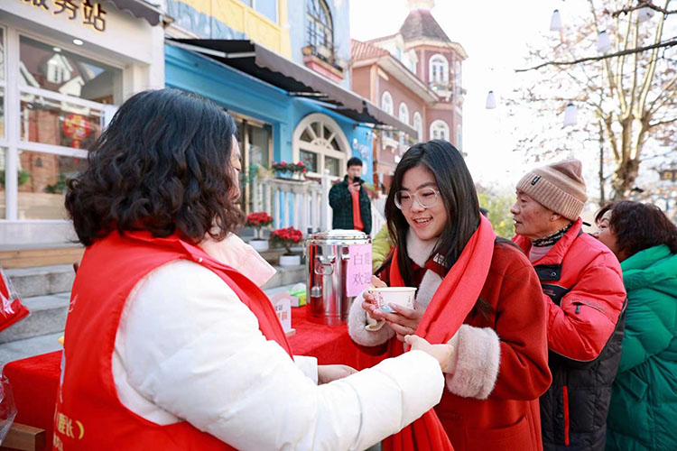 工作人員熱情為游客做好服務。成都文旅供圖