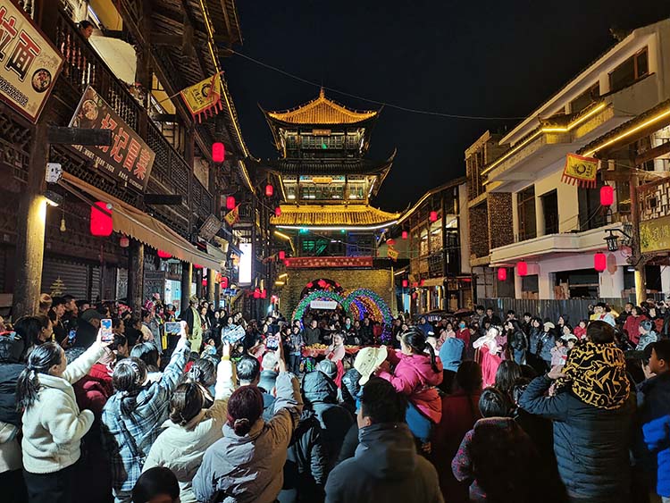 游客觀看傳統文藝表演。青川縣委宣傳部供圖